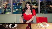 Waktu makan malam juga menjadi momen istimewa bagi Pamela untuk menikmati suasana kota. Restoran yang berada di atas ketinggian sengaja direservasi untuk menikmati lampu kota. Foto: Instagram/pamelaaaasafitri