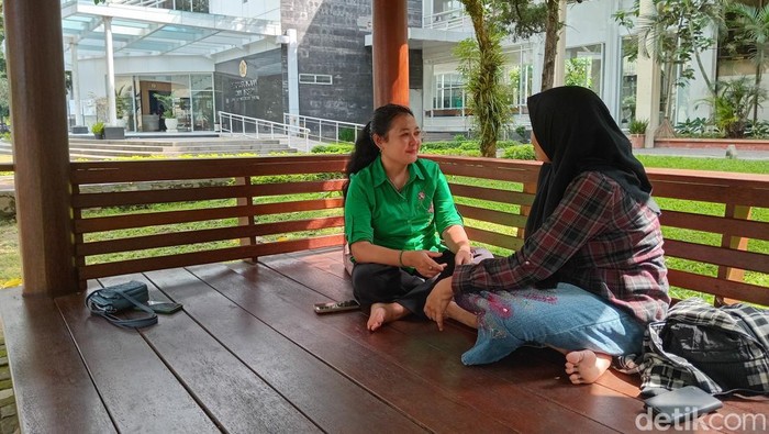 Para ibu menunggu anak UTBK di UGM setelah mengantarkan mereka dini hari sejak pukul 03.00 WIB.