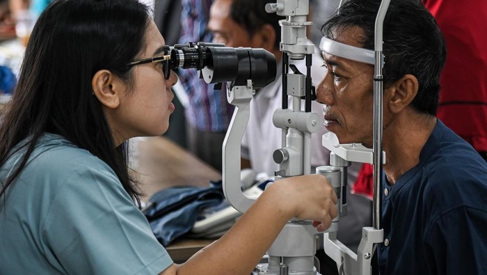 Calon pasien menjalani pemeriksaan kondisi mata sebelum operasi katarak di RSUD Tamansari, Jakarta, Selasa (30/4/2024). Baznas RI dan Baznas DKI Jakarta menggandeng Perhimpunan Dokter Spesialis Mata Indonesia (PERDAMI) DKI Jakarta menyediakan kuota 100 pasien operasi katarak secara gratis dari seluruh Indonesia dengan syarat umur pasien 12 tahun ke atas. ANTARA FOTO/Sulthony Hasanuddin/YU
