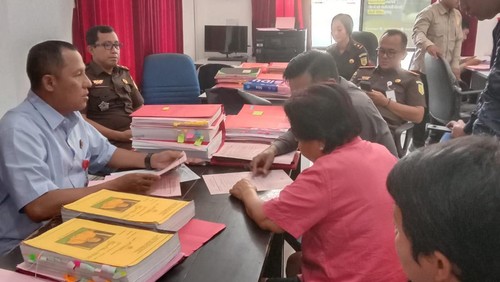 Jaksa menerima berkas perkara tersangka Lusi (baju pink), pelaku penggelapan barang milik toko senilai Rp 15 miliar. Foto: Humas Kejari Sumbawa.