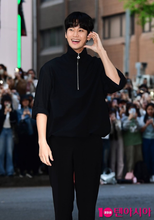 Tak lama setelah itu, Kim Soo Hyun tiba di venue acara, menyusul ‘istrinya’ Kim Ji Won di drama Korea Queen of Tears. Dalam kesempatan itu, Kim Soo Hyun menyerukan teriakan ikonik dari karakternya Baek Hyun Woo saat memanggil istri, “Hong Hae In!” Foto: dok. Ten Asia