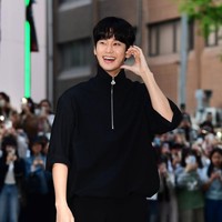 Tak lama setelah itu, Kim Soo Hyun tiba di venue acara, menyusul ‘istrinya’ Kim Ji Won di drama Korea Queen of Tears. Dalam kesempatan itu, Kim Soo Hyun menyerukan teriakan ikonik dari karakternya Baek Hyun Woo saat memanggil istri, “Hong Hae In!” Foto: dok. Ten Asia
