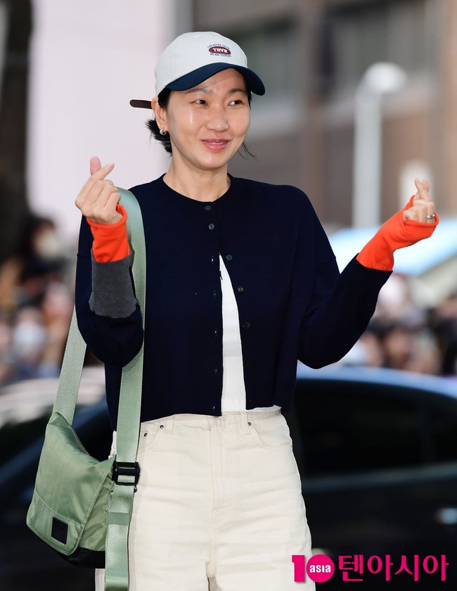 Berperan sebagai kakak perempuan Kim Soo Hyun, Jang Yoon Ju sudah lebih dulu eksis sebagai model di Korea Selatan. Dia tampil kasual dengan perpaduan busana berwarna navy, ivory white, dan oranye. Foto: dok. Ten Asia