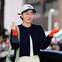 Berperan sebagai kakak perempuan Kim Soo Hyun, Jang Yoon Ju sudah lebih dulu eksis sebagai model di Korea Selatan. Dia tampil kasual dengan perpaduan busana berwarna navy, ivory white, dan oranye. Foto: dok. Ten Asia