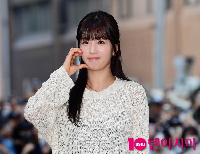 Personel grup KPop Apink, Yoon Bo Mi terlihat menggemaskan saat menghadiri wrap up party drama Korea Queen of Tears. Namanya semakin banyak dikenal setelah menjelma jadi sekretaris Kim Ji Won. Foto: dok. Ten Asia