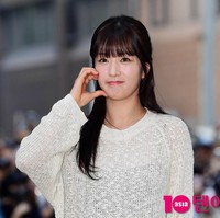 Personel grup KPop Apink, Yoon Bo Mi terlihat menggemaskan saat menghadiri wrap up party drama Korea Queen of Tears. Namanya semakin banyak dikenal setelah menjelma jadi sekretaris Kim Ji Won. Foto: dok. Ten Asia