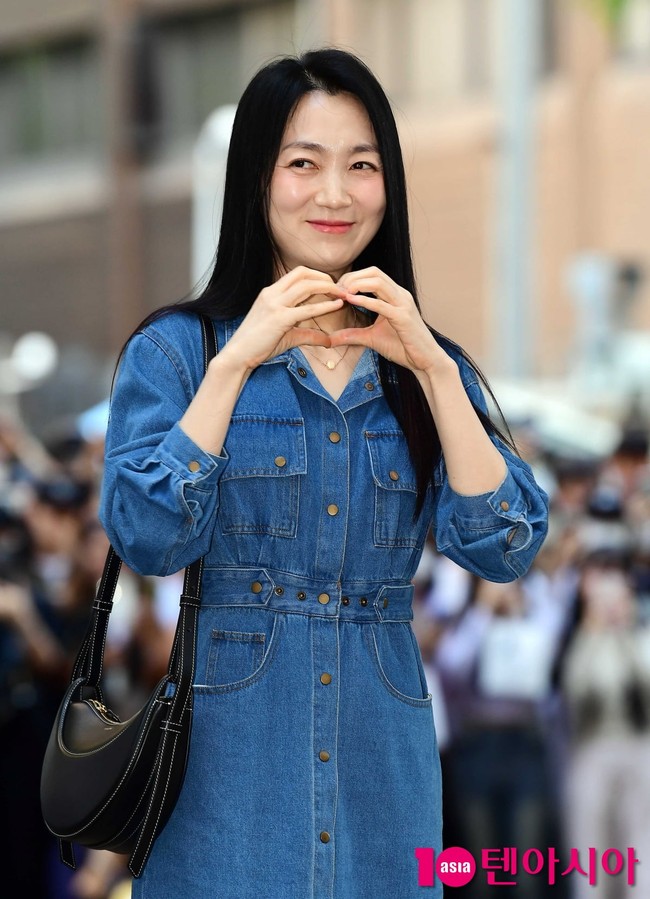 Karakter Kim Joo Ryung tak kalah mencuri perhatian sebagai asisten keluarga konglomerat Queens Group, Grace Go. Meskipun sempat berniat licik, Grace Go mencoba menebus kesalahannya dan membantu Kim Soo Hyun dalam rencananya. Foto: dok. Ten Asia