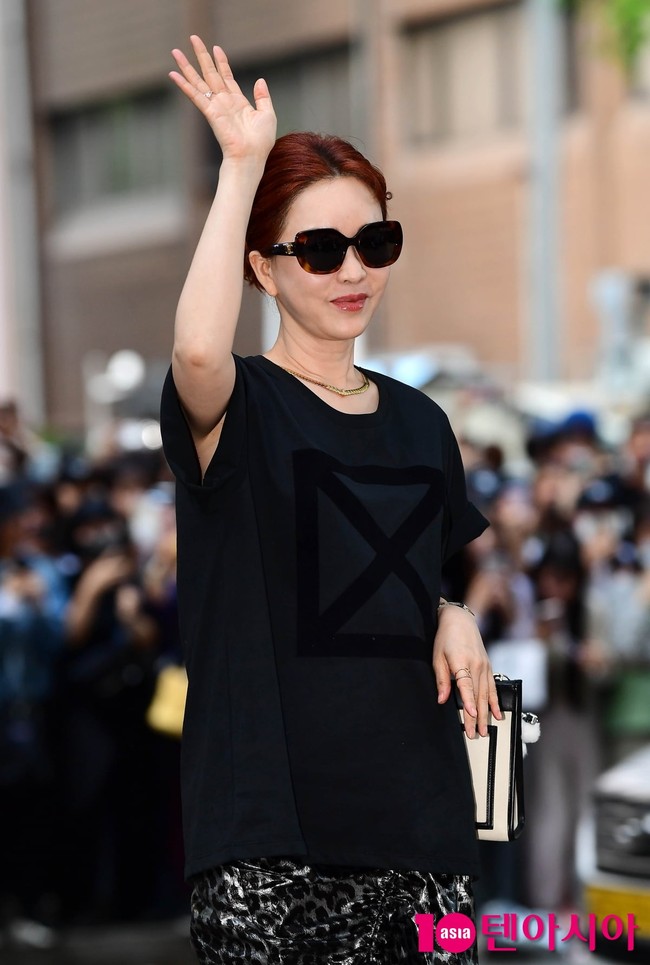 Kim Jung Nan, yang berperan sebagai Bibi Beomja sukses bikin penonton drama Korea Queen of Tears haru dan ngakak. Penampilannya tak kalah edgy dengan kacamata hitam dan celana motif macan. Foto: dok. Ten Asia