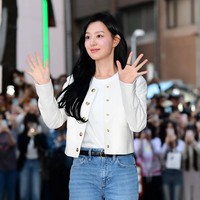 Para pemain drama Korea Queen of Tears menggelar pesta di sebuah restoran barbeque di kawasan Yeouido, Seoul pada Sabtu (27/4/2024). Kim Ji Won jadi orang pertama yang tiba dan membuat kerumunan penggemar bersorak melihat kecantikannya. Foto: dok. Ten Asia