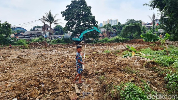 Anak-anak beraktivitas di lahan normalisasi kali ciliwung di RW 7, Rawajati, Jakarta Selatan, Selasa (30/4/2024). Pengerjaan fisik normalisasi Kali Ciliwung pun segera dilakukan.