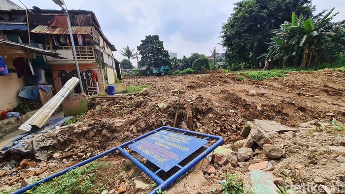 Pembebasan Lahan di Rawajati Beres, Normalisasi Lanjut Bulan Depan Anak-anak beraktivitas di lahan normalisasi kali ciliwung di RW 7, Rawajati, Jakarta Selatan, Selasa (30/4/2024). Pengerjaan fisik normalisasi Kali Ciliwung pun segera dilakukan.