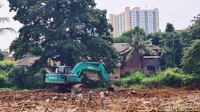 Sebuah ekskavator melakukan pengerukan di RW 7, Rawajati, Jakarta Selatan, Selasa (30/4/2024).