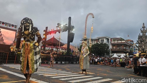Pementasan fragmen Tari Lawang Balingkang dalam Festival Semarapura ke-6 di Klungkung, Minggu (28/4/2024). (fPutu Krista/detikBali).