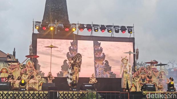 Pementasan fragmen Tari Lawang Balingkang dalam Festival Semarapura ke-6 di Klungkung, Minggu (28/4/2024). (fPutu Krista/detikBali).