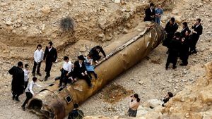 Penampakan Bangkai Rudal Iran yang Jadi Tontonan Warga Israel