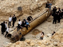 Penampakan Bangkai Rudal Iran yang Jadi Tontonan Warga Israel