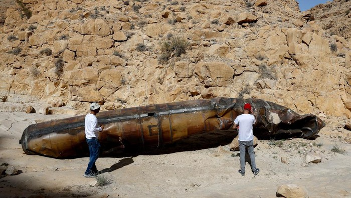 Penampakan Bangkai Rudal Iran yang Jadi Tontonan Warga Israel Ultra Orthodox Jews hang around apparent remains of a ballistic missile before it has been evacuated from the location it was found lying in the desert, following a massive missile and drone attack by Iran on Israel, near the southern city of Arad, Israel April 26, 2024. REUTERS/Amir Cohen TPX IMAGES OF THE DAY
