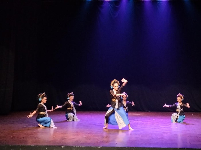 Penampilan dalam acara 24 Jam Menari ISI Surakarta dalam rangka Hari Tari Sedunia 2024