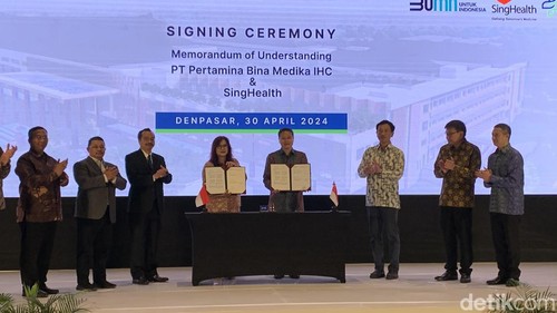 Penandatanganan MoU oleh PT Pertamina Bina Medika Indonesia Healthcare Corporation (IHC) dengan grup layanan kesehatan masyarakat terbesar di Singapura, SingHealth di Sanur, Denpasar, Bali, Selasa (30/4/2024). (Rizky Setyo Samudro/detikBali)