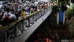 Pencarian Anak Tercebur Sungai di Karet Bivak Benhil