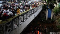 Proses pencarian ini jadi tontonan warga. 