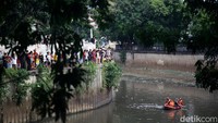 Tampak arus lalu lintas tersendat karena banyaknya warga yang di tepi jalan. 