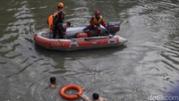 Proses pencarian dilakukan dengan perahu karet. 