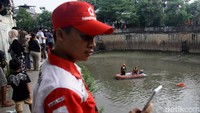 Sebelumnya dua anak yang tercebur sungai di Kali Krukut, di samping TPU Karet Bivak, Bendungan Hilir, Jakarta Pusat, Selasa (30/4/2024). 