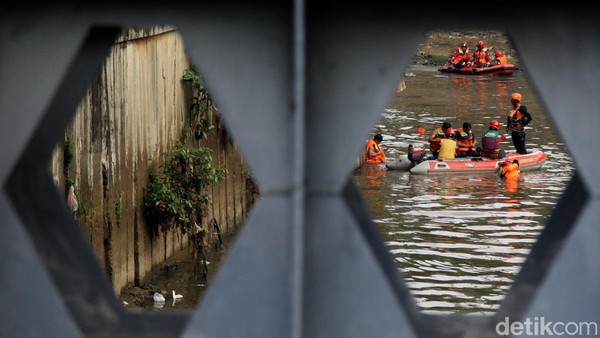 Pencarian Anak Tercebur Sungai di Karet Bivak Benhil