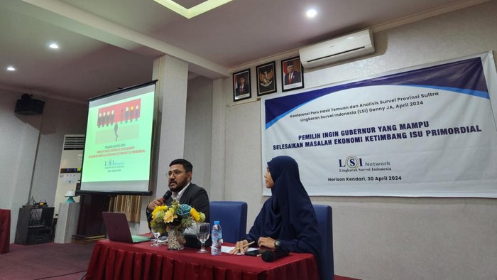 Peneliti senior LSI Denny JA, Ikrama Masloman saat konferensi pers di Hotel Horison Kendari,