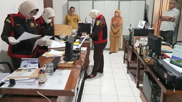 Tim penyidik Kejati DIY lakukan penggeledahan di Rumah Dinas Dirut dan Kantor PT Taru Martani, Senin (29/4/2024).