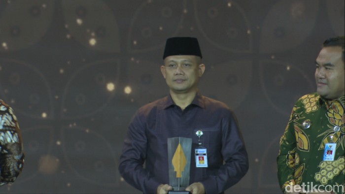 Bupati Kebumen, Arief Sugiyanto menerima penghargaan detikjateng-jogja Awards 2024.