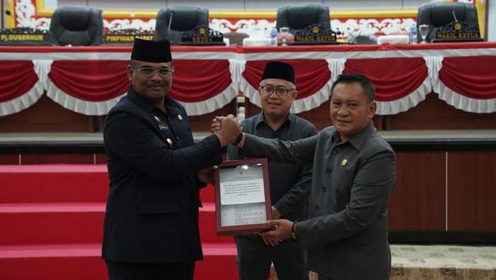 Penjabat (Pj) Gubernur Bangka Belitung (Babel) Safrizal ZA rapat LKPJ.