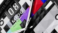 Multifort TV Big Date S01E01 sendiri memadukan gaya retro dan modern secara sempurna. Dial jam tangan ini didesain menyerupai layar televisi, menampilkan permainan bentuk geometris tiga dimensi yang berwarna-warni dan memikat. Detail ini mengingatkan kita pada tampilan layar televisi di era 90-an.
