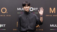 Selain merilis Multifort TV Big Date S01E01, MIDO dengan bangga mengandeng salah satu aktor dengan bayaran termahal, Kim Soo Hyun. aktor kenamaan asal Korea Selatan, sebagai brand ambassador mereka sejak tahun 2020. Sosok pemeran utama dalam serial rating tertinggi di tahun ini, Queen of Tears, menjadi representasi cocok dengan elegan dan juga menawan. Menariknya, Kim Soo Hyun juga mengenakan salah satu koleksi Multifort TV Big Date dalam serial Queen of Tears.