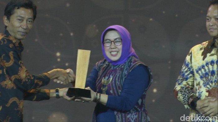 Manager Regional detikcom, Triono Wahyu Sudibyo kepada perwakilan dari LKPP RI yaitu Kepala Biro Umum dan Hubungan Masyarakat LKPP, Rahayu, Selasa (30/4/2024).