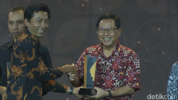 Manager Regional detikcom, Triono Wahyu Sudibyo menyerahkan penghargaan kepada Sumartono Hadinoto, Selasa (30/4/2024).