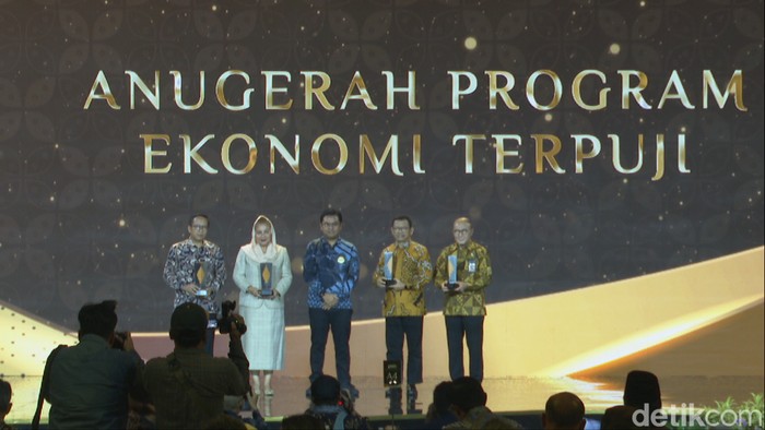 Pemkab Sragen menerima penghargaan di detikjateng-jogja Awards 2024.