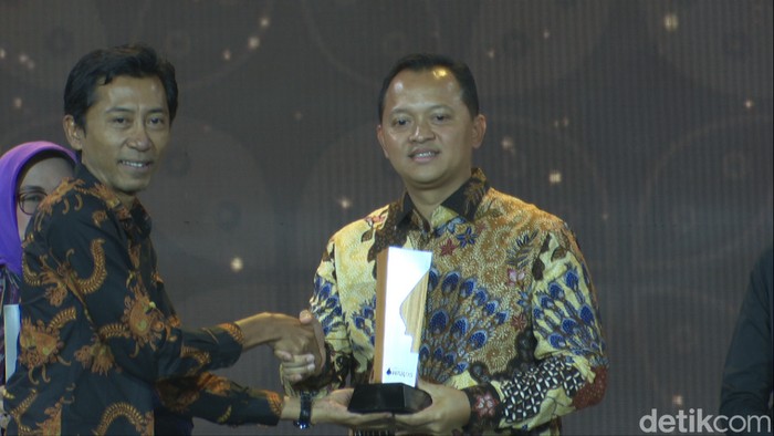 Manager Regional detikcom, Triono Wahyu Sudibyo menyerahkan penghargaan.