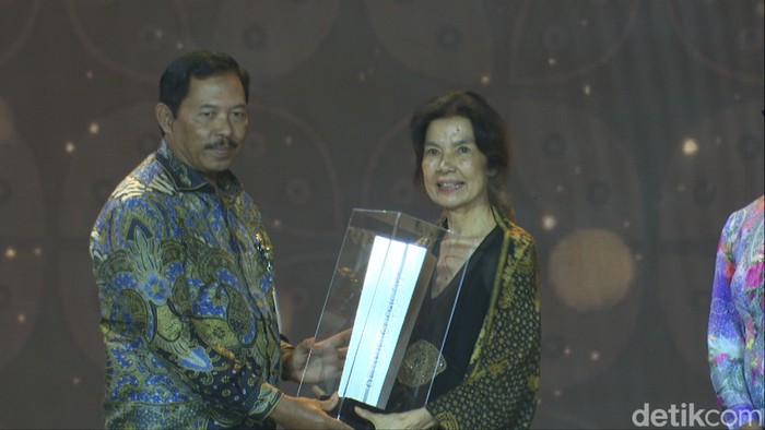 Istri dokter Lo, Maria menerima anugerah adiluhung detikjateng-jogja Awards 2024.