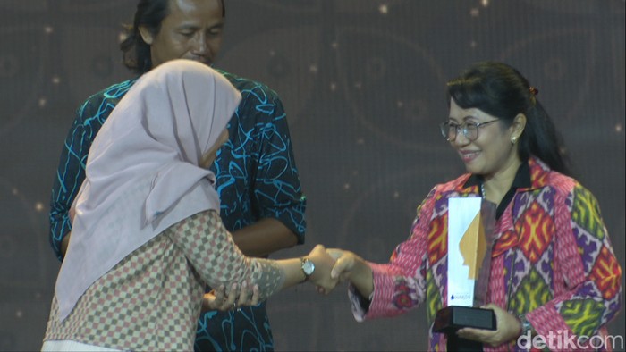 Kepala Redaksi detikJateng-DIY, Sukma Indah Permana mernyerahkan penghargaan kepada perwakilan komunitas Joli Jolan.