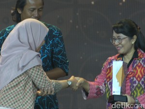 Joli Jolan Terima Penghargaan Penggerak Aksi Sosial Kolaboratif