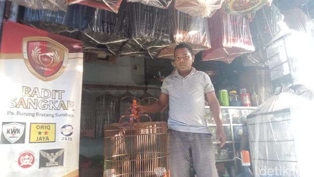 Yusuf, perajin dan penjual sangkar burung Surabaya di kiosnya Pasar Burung Bratang
