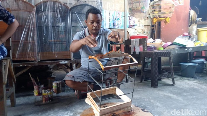Yusuf, perajin dan penjual sangkar burung Surabaya di kiosnya Pasar Burung Bratang