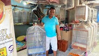 Yusuf adalah salah satu perajin sangkar burung. Ia memiliki sebuah kios bernama Radit Sangkar di Pasar Burung Bratang Surabaya.