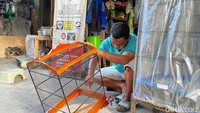 Harga sangkar yang dijual beragam, mulai dari Rp 325 ribu hingga sekitar Rp 750 ribu. Yang paling banyak dicari masyarakat adalah sangkar Ebod yang harganya Rp 750 ribu.