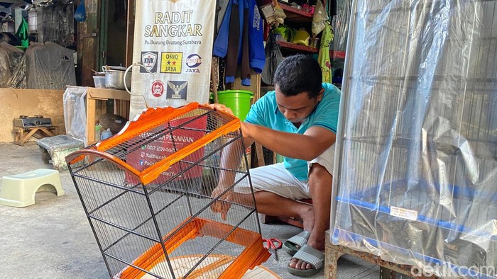Perajin dan sangkar burung Pasar Bratang Surabaya