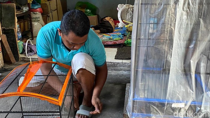 Perajin dan sangkar burung Pasar Bratang Surabaya