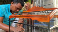 Sangkar burung buatan Yusuf pun juga dipasarkan melalui marketplace hingga media sosial.