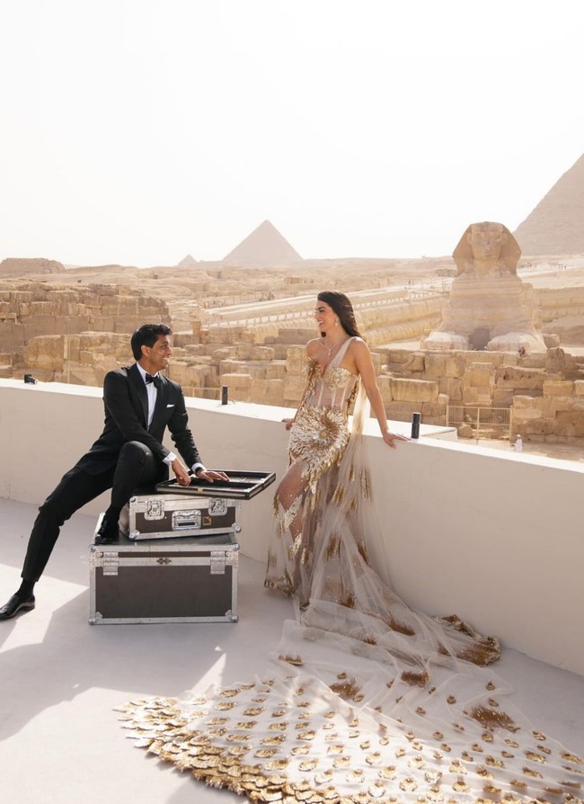 “Kami memutuskan, pernikahan kami adalah tentang momen bersama untuk merayakan awal yang baru, mengadakan pesta yang sangat spesial dengan teman-teman kami di suatu tempat di dunia yang berbeda,” ujar Ankur Jain, yang saat ini menjabat sebagai CEO Bilt Rewards. Foto: Instagram/@erikaannhammond @bottega53